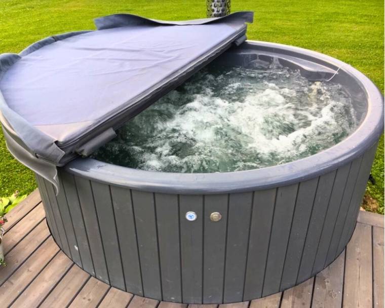 DeLux 200 Jacuzzi con la estufa integrada de leña 