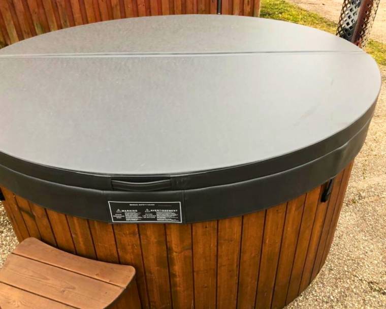 DeLux 220 Jacuzzi con la estufa EXTERNA de leña