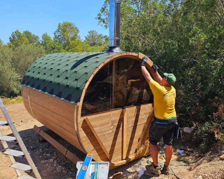 Sauna Barril 280 con estuda de leña montaje